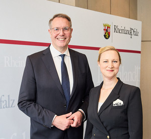 Minister Alexander Schweitzer stellt seine designierte Nachfolgerin Dörte Schall vor.