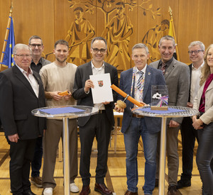 Kaiserslautern, Sitzungssaal Kreisverwaltung, Übergabe Förderbescheid Breitbandausbau durch Dr. Denis Alt, Staatssekretär im Ministerium für Arbeit, Soziales, Trans-
formation und Digitalisierung Rheinland-Pfalz an Landrat RalfLeßmeister. L-R: Erster Kreisbeigeordneter Peter Schmidt, Gerhard Penner Beigeordneter der VG Enkenbach-Alsenborn, Thomas Lauer Kämmerer Kreisverwaltung, Maurice Gaes Breitbandkoordinator Kreisverwaltung, Denis Alt, Ralf Leßmeister, Erster Kreisbeigeordneter Jan Schneider, Christian Hirsch Bürgermeister der VG Bruchmühlbach-Miesau, Elke Dick Beigeordnete der VG Landstuhl, Ralf Hechler Bürgermeister VG Ramstein-Miesenbach. 12.02.2026 Foto: Reiner Voß / Kreisverwaltung