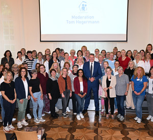 Gruppenfoto Jubiläumsveranstaltung Gemeindeschwesterplus mit Ministerpräsident Alexander Schweitzer und Sozialministerin Dörte Schall