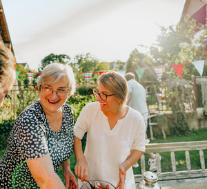 Seniorin und zwei weitere Frauen im Garten
