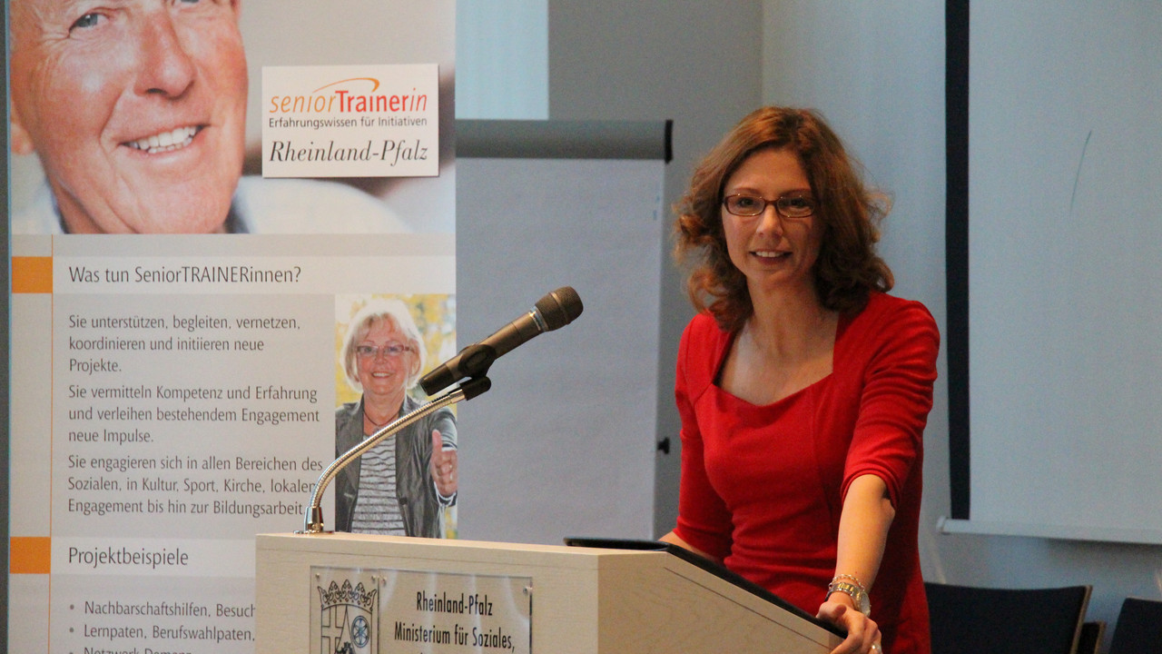 Ministerin Sabine Bätzing-Lichenthäler nahm das Treffen der rund 40 neuen SeniorTRAINERinnen und SeniorTRAINER zum Anlass, dem Projektträger, dem Diakonischen Werk der Evangelischen Kirche der Pfalz, für die langjährige kompetente und erfolgreiche Zusammenarbeit zu danken.
