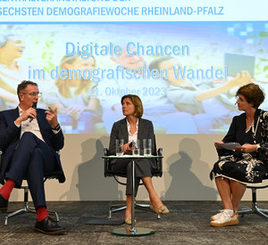 Sozialminister Alexander Schweitzer, Ministerpräsidentin Malu Dreyer und Moderatorin Kristina Oldenburg im Gespräch