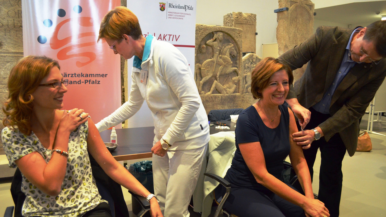Grippeschutzimpfung Ministerpräsidentin Malu Dreyer und Gesundheitsministerin Sabine Bätzing-Lichtenthäler ließen sich heute gegen Grippe impfen.