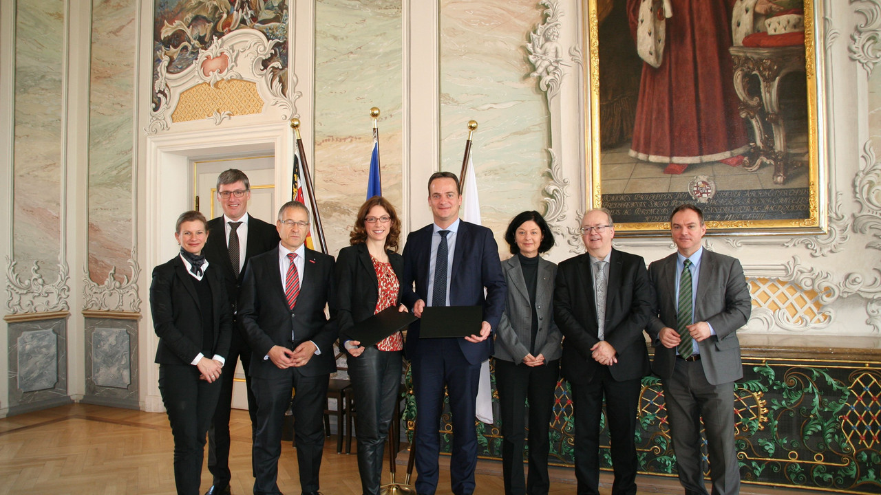 Gruppenfoto - Rheinland-Pfalz und Deutschsprachige Gemeinschaft Belgiens unterzeichnen Vereinbarung über grenzüberschreitende Berufsbildung