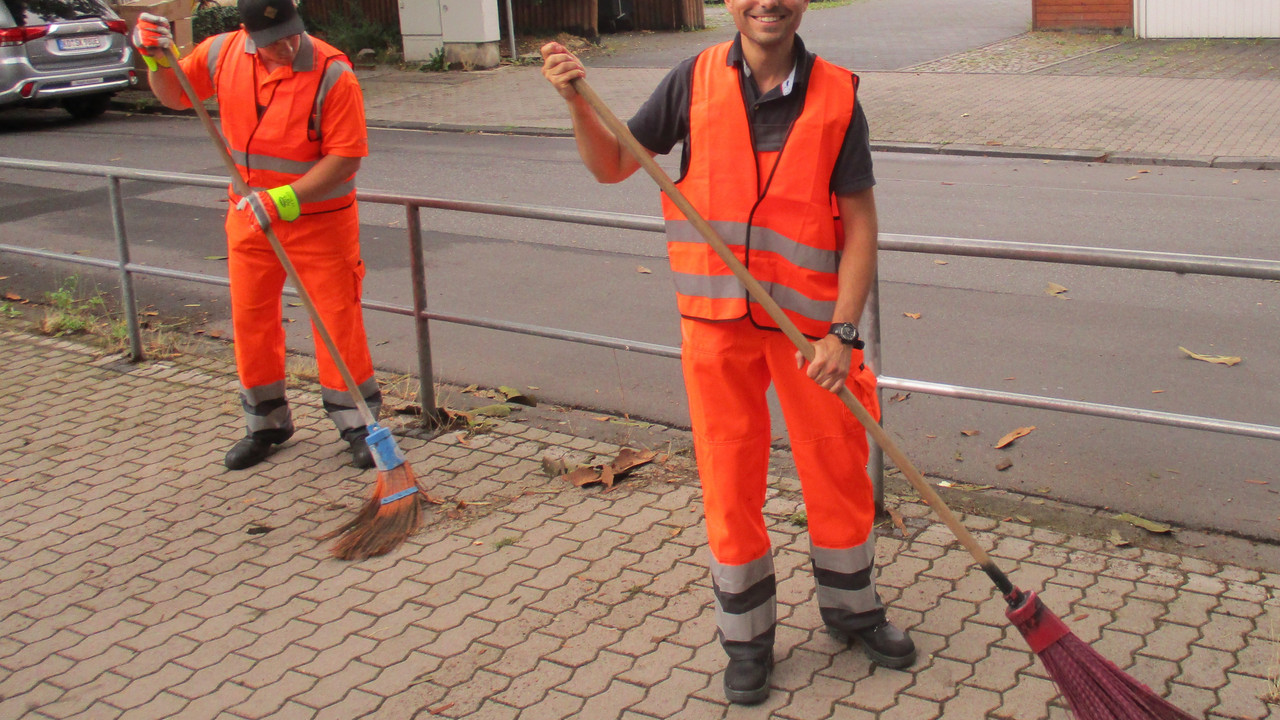 Staatssekretär David Langner half dem Personal der Straßenreinigung, die Stadt Koblenz sauber zu halten. 