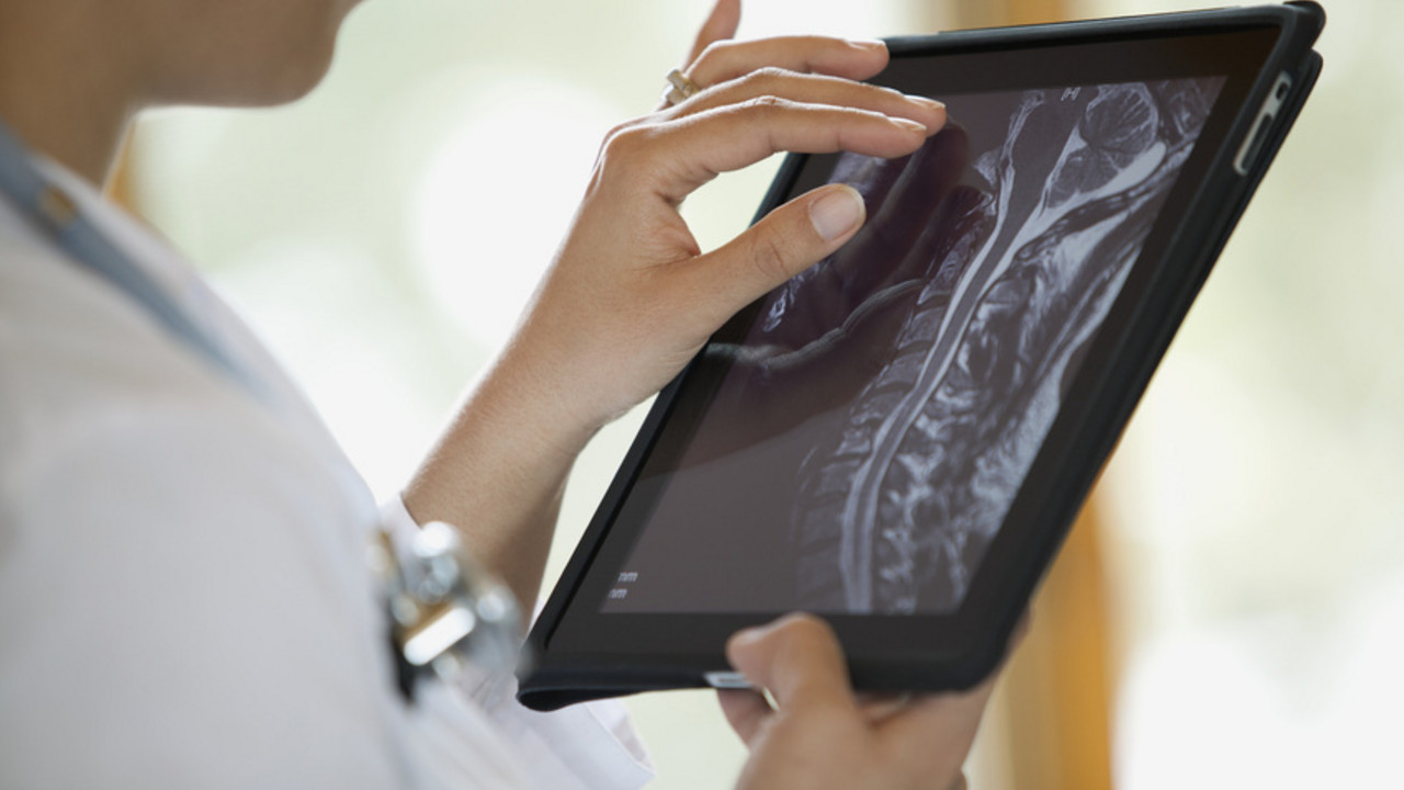 Ärztin mit Tablet