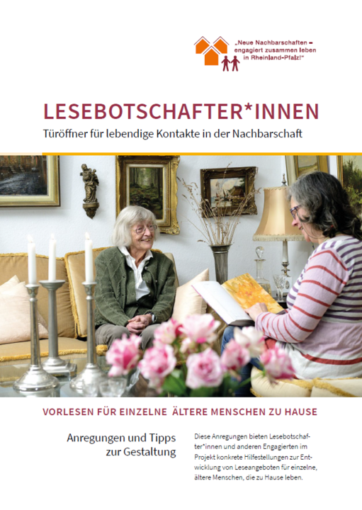 Titelbild des Flyers "Arbeitshilfen für Lesebotschafter". Das Titelbild zeigt eine Seniorin, die in ihrem Wohnzimmer von einer Frau vorgelesen bekommt.  