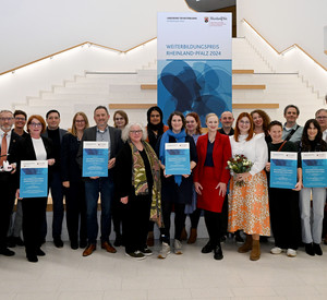 Gruppenfoto mit den Preisträgerinnen und Preisträger im Rahmen der Feierstunde zur Verleihung des Weiterbildungspreises 2024