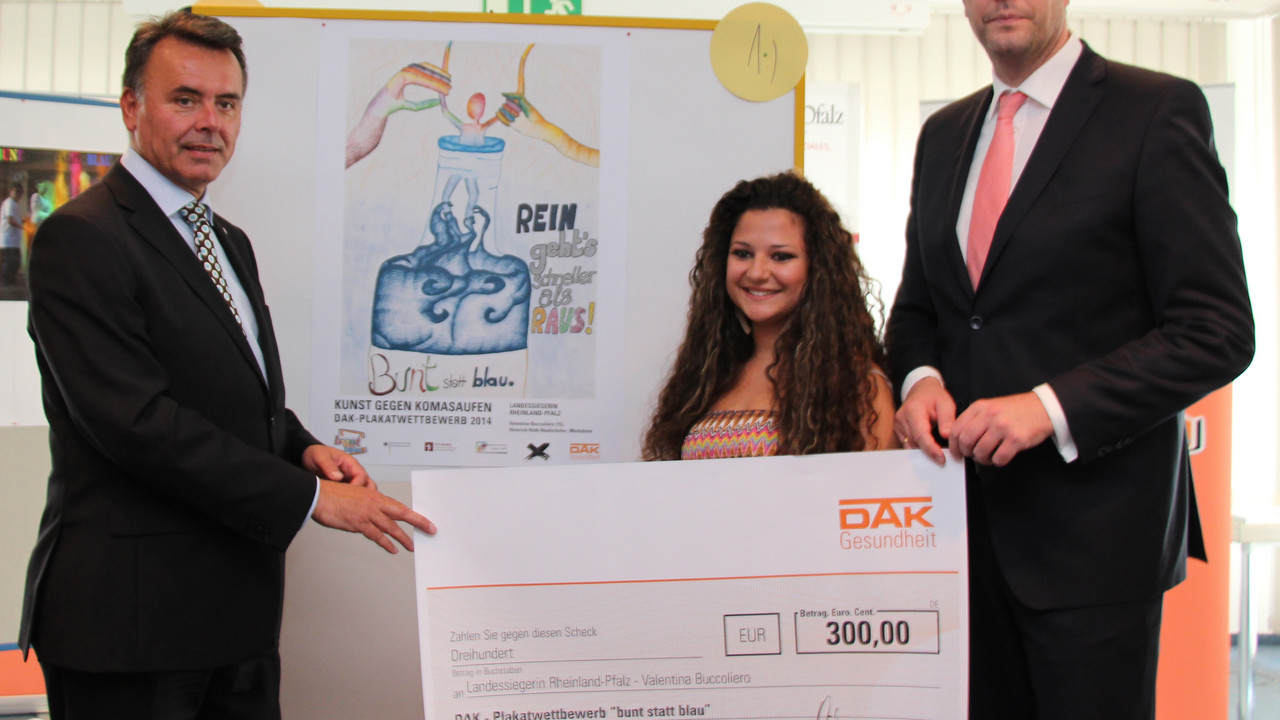 Valentina Buccoliero, die Siegerin des Plakatwettbewerbes mit Michael Hübner, Chef der DAK-Gesundheit Rheinland-Pfalz (links) und Minister Alexander Schweitzer (rechts)