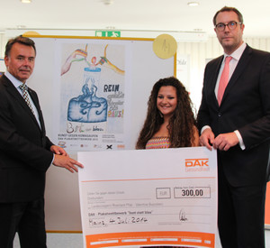Valentina Buccoliero, die Siegerin des Plakatwettbewerbes mit Michael Hübner, Chef der DAK-Gesundheit Rheinland-Pfalz (links) und Minister Alexander Schweitzer (rechts)
