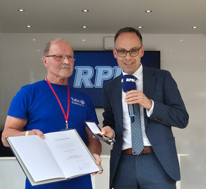 Staatssekretär Dr. Denis Alt (rechts) überreicht Dieter Weiler (links) die Verdienstmedaille des Landes Rheinland-Pfalz