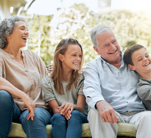 Kinder machen ein Selfie mit den Großeltern