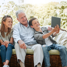 Kinder machen ein Selfie mit den Großeltern