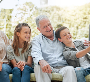 Kinder machen ein Selfie mit den Großeltern