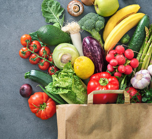 Einkaufstasche voller frisches Gemüse und Früchte 