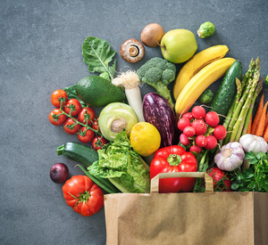 Einkaufstasche voller frisches Gemüse und Früchte 