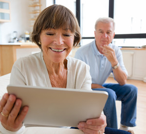 Ein älteres Ehepaar mit einem Tablet