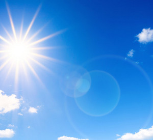 Blauer Himmel mit Sonne 