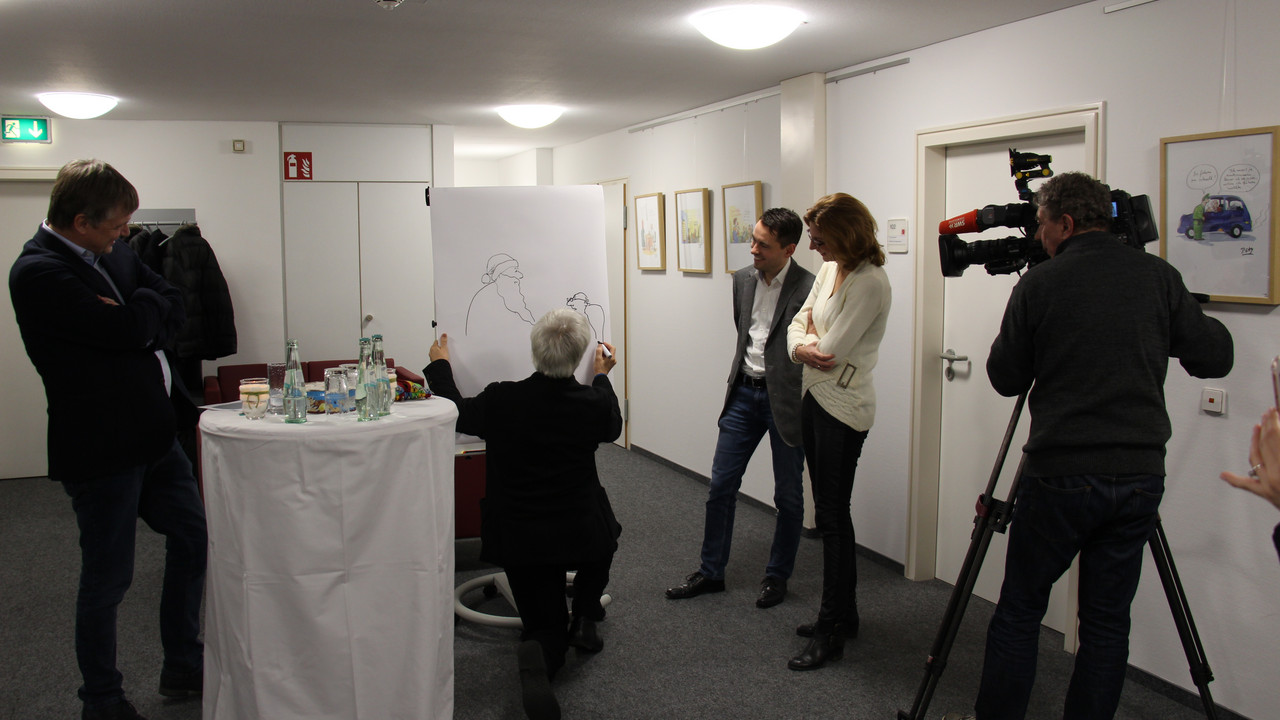 Sozialministerin Sabine Bätzing-Lichtenthäler stellte heute in Mainz gemeinsam mit dem Cartoonisten Peter Gaymann und Professor Dr. Thomas Klie den DEMENSCH-Kalender 2017 vor - ein Kalender mit einem humorvollen Blick auf Menschen mit Demenz.
