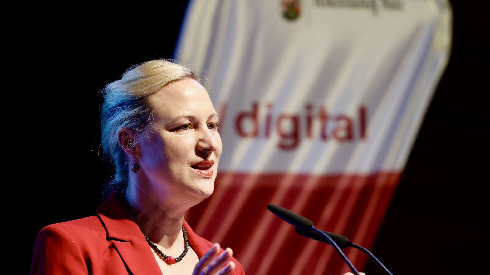 Ministerin Dörte Schall spricht auf Podium des Strategietages 2025
