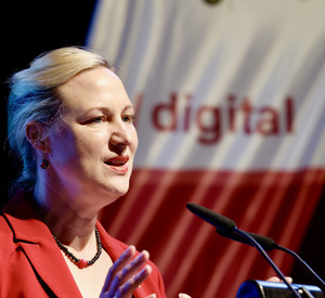 Ministerin Dörte Schall spricht auf Podium des Strategietages 2025