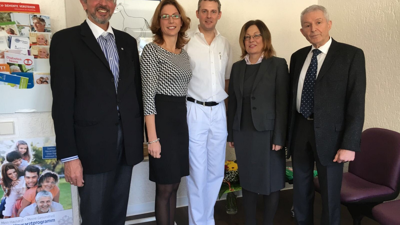 Gesundheitsministerin Sabine Bätzing-Lichtenthäler besuchte mit der Vorstandsvorsitzenden der AOK, Dr. Irmgard Stippler, und dem 1. Vorsitzenden des Deutschen Hausärzteverbandes, Dr. Burkhard Zwerenz, die Praxis von Dr. Ralf Müller in Koblenz.