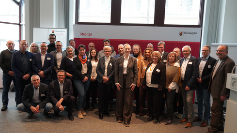 Sozialministerin Dörte Schall unterzeichnet Kooperationsvereinbarungen für innovative Wohnprojekte im ländlichen Raum Sozialministerin Dörte Schall unterzeichnet Kooperationsvereinbarungen für innovative Wohnprojekte im ländlichen Raum