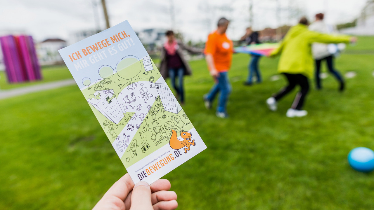 Foto Bewegungskampagne: Kinder beim Bewegungsspiel auf einem Rasenplatz
