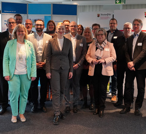 Gruppenbild der Ministerin mit den Vertretern der Kommunen bei der Unterzeichnung der Kooperationsvereinbarungen WohnPunkt RLP