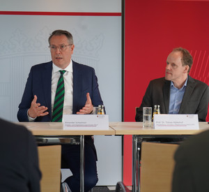 Pressekonferenz mit Minister Schweitzer und Prof. Dr. Tobias Hölterhof 