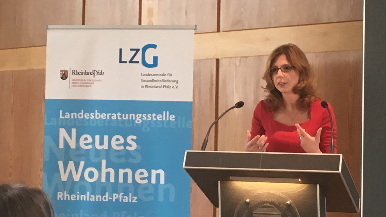 Sozialministerin Sabine Bätzing-Lichtenthäler beim Fachtag zu Wohn-Pflege-Gemeinschaften "Selbstorganisation für ein besseres Leben im Dorf". 