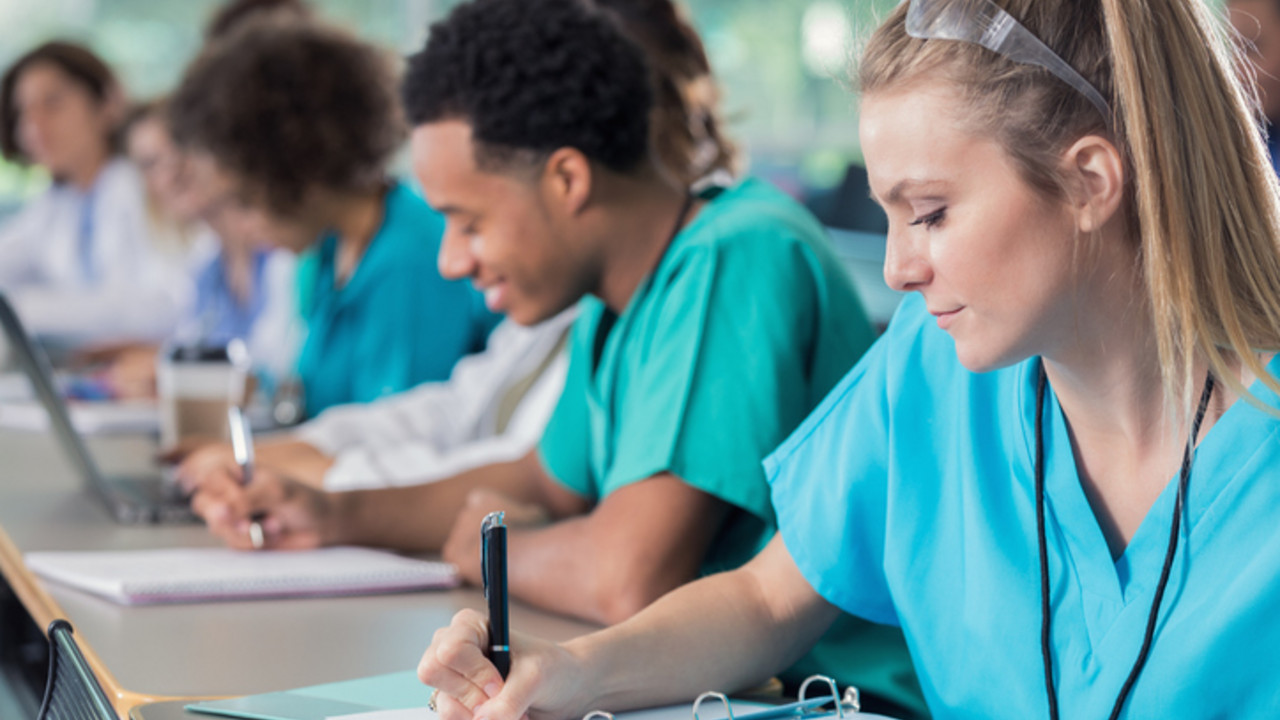 Pflegeschüler schreiben in Vorlesung