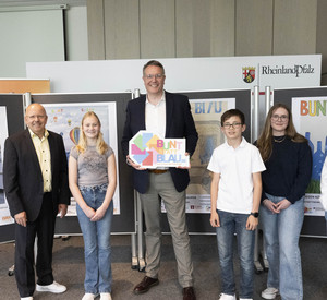Gewinnerinnen und Gewinner des Plakatwettbewerbs mit Minister Alexander Schweitzer und DAK-Landeschef Rainer Lange 
