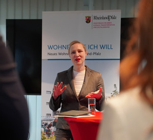 Ministerin Schall spricht vor Publikum