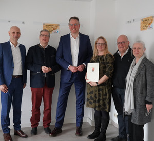 Minister Alexander Schweitzer übergibt Zuwendungsbescheid an Ökumenische Sozialstation Frankenthal