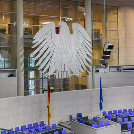 Das Bundesadler-Emblem im Bundestag