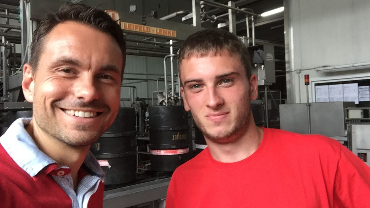 Staatssekretär David Langner machte sich heute in der Hachenburger Brauerei mit dem Handwerk des Bierbrauens vertraut.