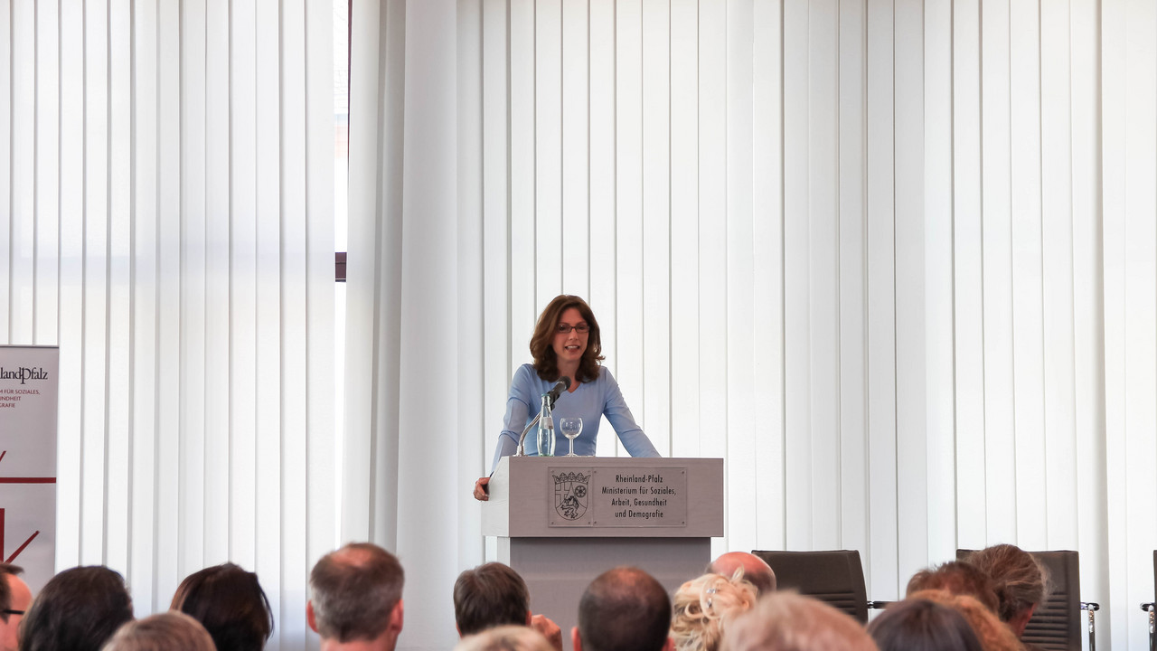 Sozialministerin Sabine Bätzing-Lichtenthäler bei der Veranstaltung DIALOG SOZIAL