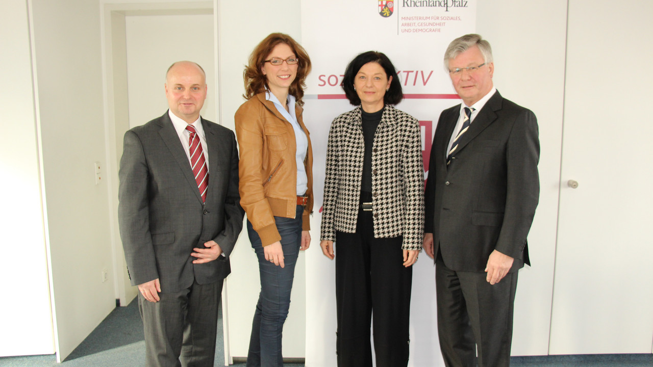 Arbeitsministerin Sabine Bätzing-Lichtenthäler und die Vorsitzende der Geschäfts-führung der Regionaldirektion Rheinland-Pfalz-Saarland der Bundesagentur für Ar-beit, Heidrun Schulz, gemeinsam mit den Geschäftsführern der Jobcenter Kaiserslautern und Pirma-sens, Günter Andes und Peter Schwarz.