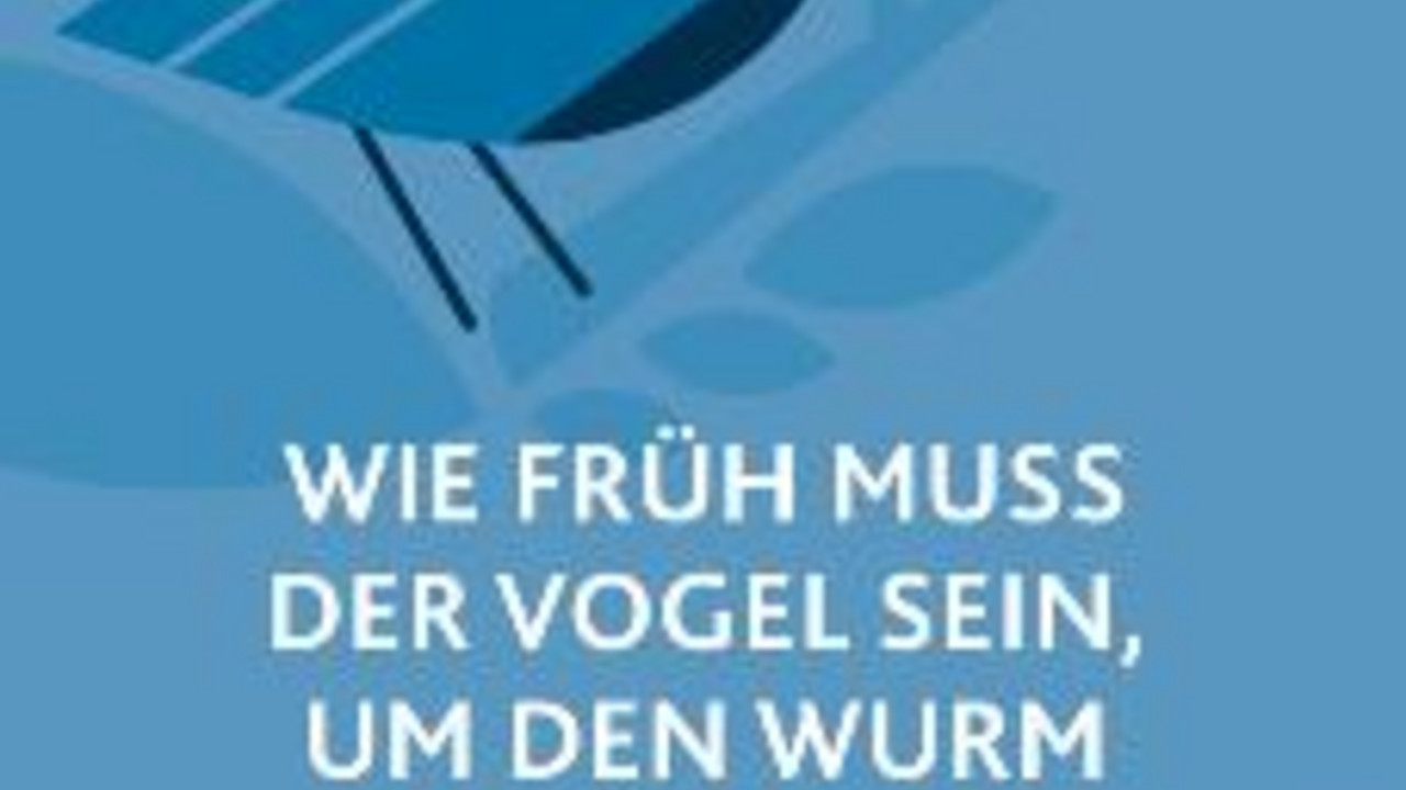 Postkarte eines Vogels zum "Arbeit im Dialog" mit der Frage: "Wie früh muss der Vogel sein, um den Wurm zu fangen?"