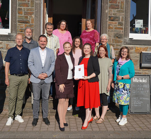 Gruppenfoto der Förderbescheidübergabe in Treis-Karden