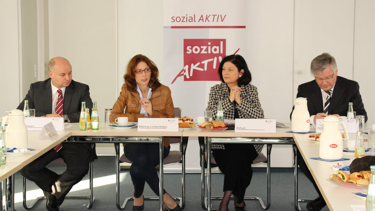 Arbeitsministerin Sabine Bätzing-Lichtenthäler und die Vorsitzende der Geschäfts-führung der Regionaldirektion Rheinland-Pfalz-Saarland der Bundesagentur für Ar-beit, Heidrun Schulz, gemeinsam mit den Geschäftsführern der Jobcenter Kaiserslautern und Pirma-sens, Günter Andes und Peter Schwarz.