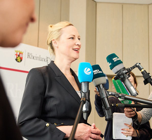 Ministerin Dörte Schall wird von Pressevertretern interviewed 
