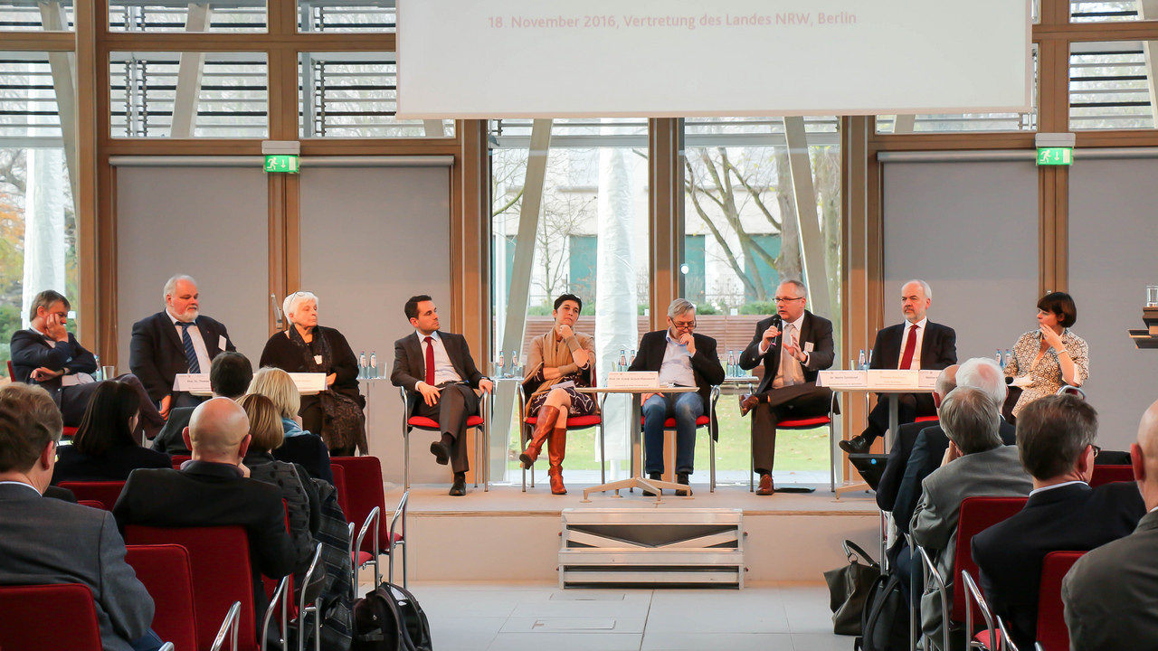Zum Thema "Ambulant und stationär - Kategorien aus der Vergangenheit!?" haben die nordrhein-westfälische Gesundheitsministerin, Barbara Steffens, und der rheinland-pfälzische Staatssekretär im Gesundheitsministerium, David Langner, zur 4. Berliner Runde zur Zukunft der Pflege eingeladen.