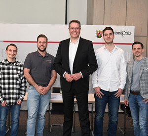 Pressekonferenz Jahresbilanz Projekt Aufbau-Ahr Gruppenbild mit Minister Alexander Schweitzer