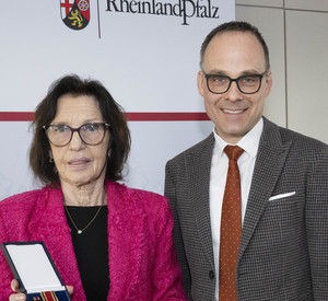 Frau Corinna Wirth mit Herrn Staatssekretär Dr. Denis Alt