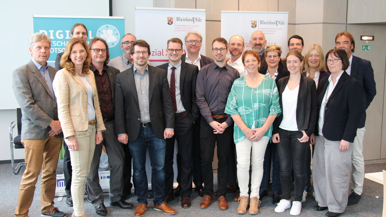 Ein Gruppenfoto des Beirats zum Projekt Digitalbotschafter.