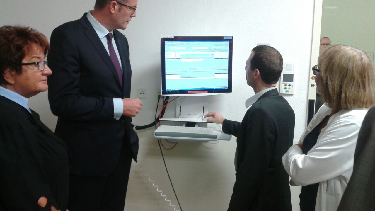 Minister Alexander Schweitzer informiert sich über den Einsatz von Telemedizin im Diakonissen-Stiftungs-Krankenhaus in Speyer
