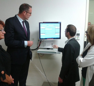 Minister Alexander Schweitzer informiert sich über den Einsatz von Telemedizin im Diakonissen-Stiftungs-Krankenhaus in Speyer