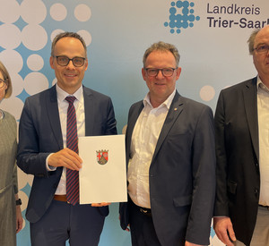 Foto v.l.n.r.: Susanne Biesdorf, Staatssekretär Dr. Denis Alt, Landrat Stefan Metzdorf, Hubert Rommelfanger.